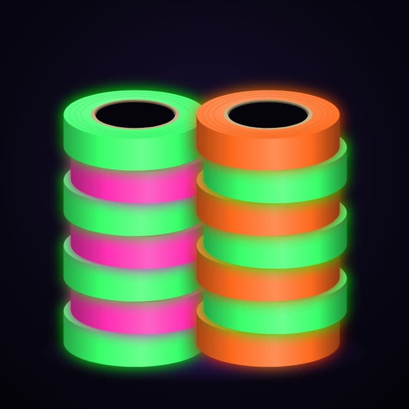 Illustration : Méga pack adhésif fluo 5 cm — 4 couleurs × 100 m, sous lumière noire